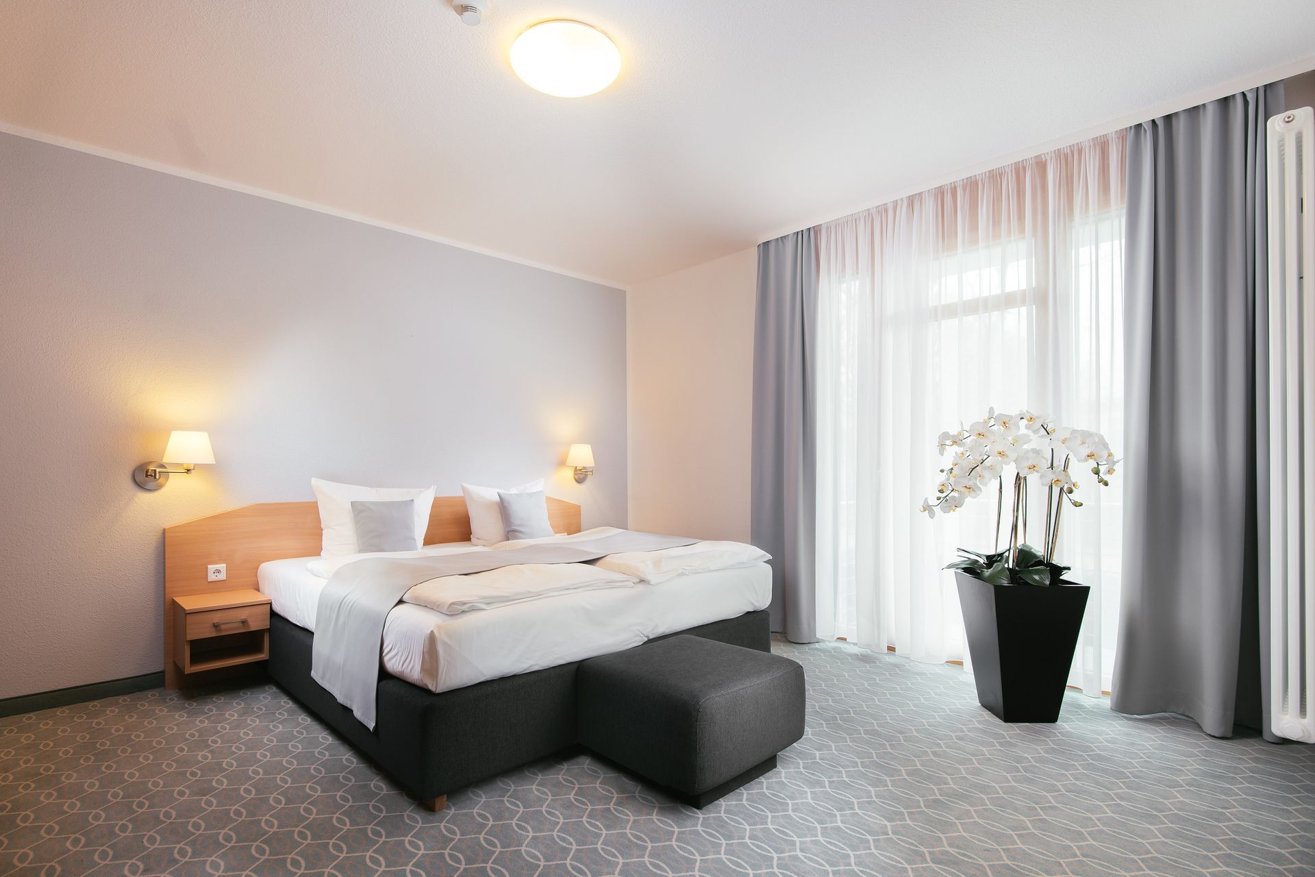 Ein Hotelzimmer mit einem großen Bett und einem Fenster