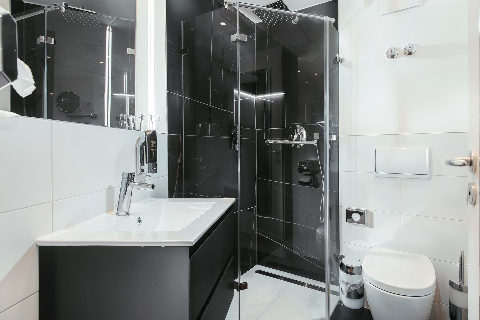 Ein Badezimmer mit Waschbecken, Toilette, Dusche und Spiegel.