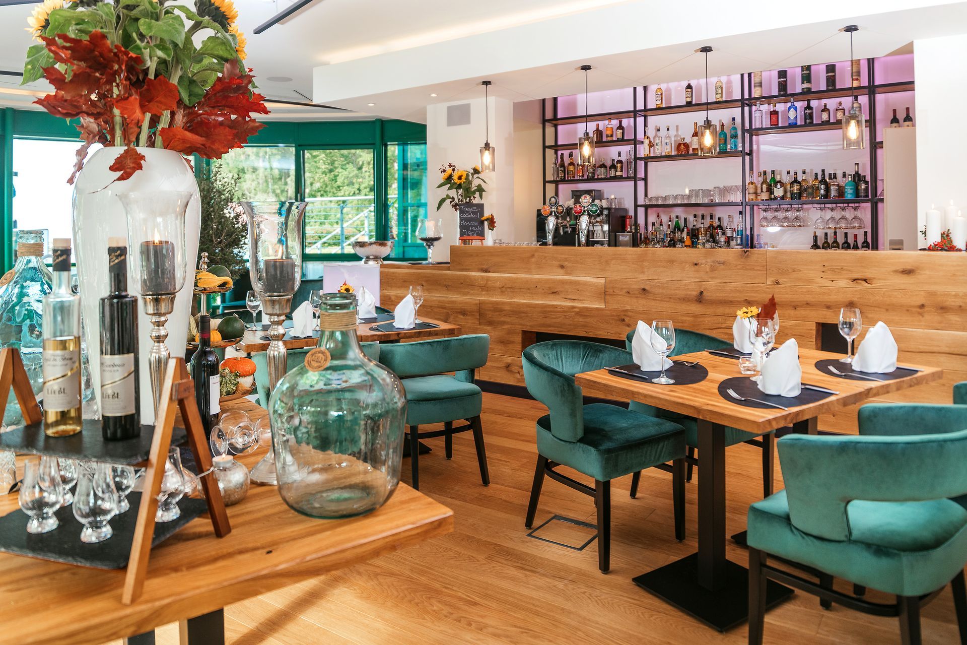 Ein Restaurant mit Tischen und Stühlen und eine Bar.