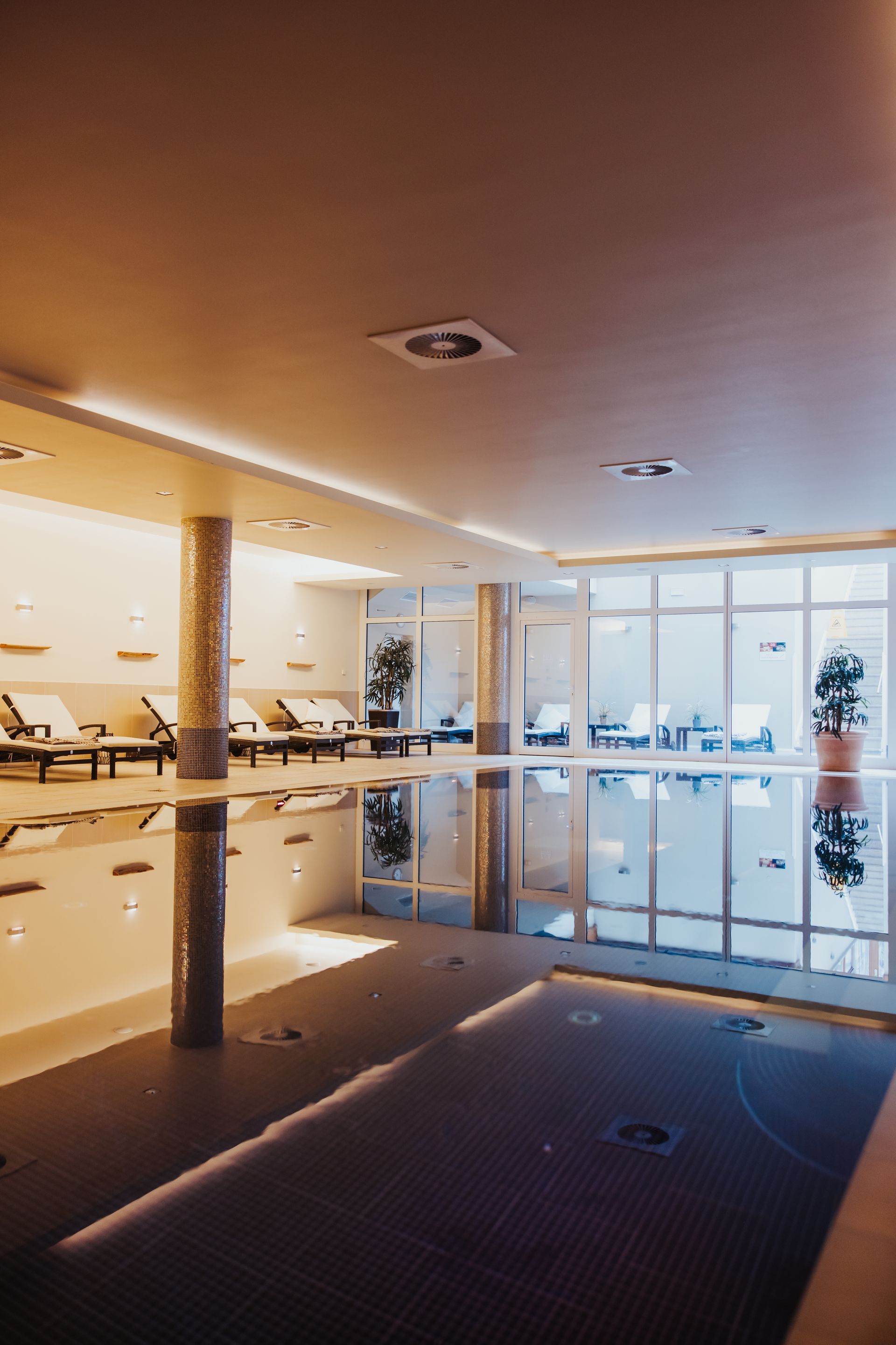 In der Mitte des Raumes befindet sich ein großer Swimmingpool.