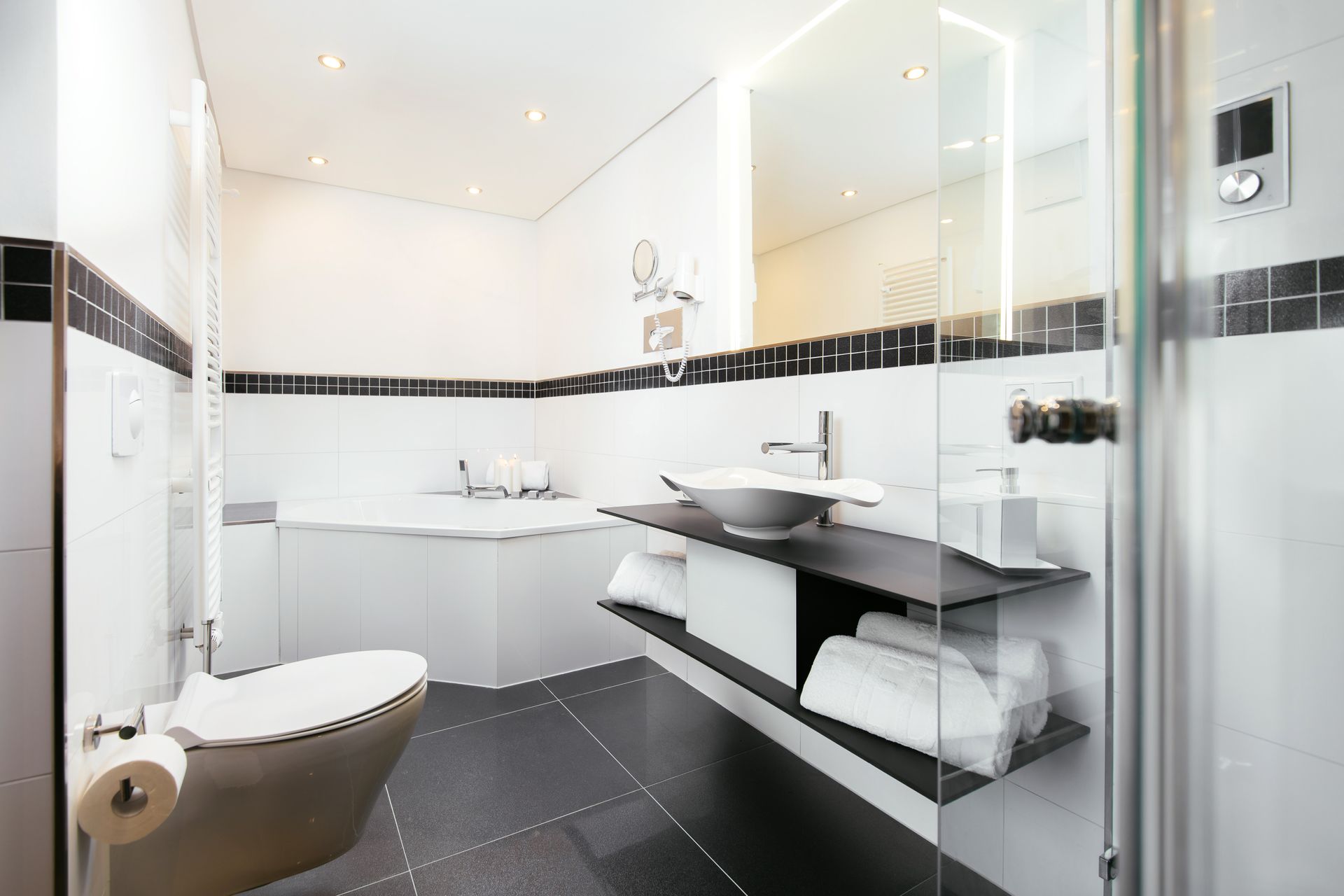 Ein Badezimmer mit Toilette, Waschbecken und Badewanne.