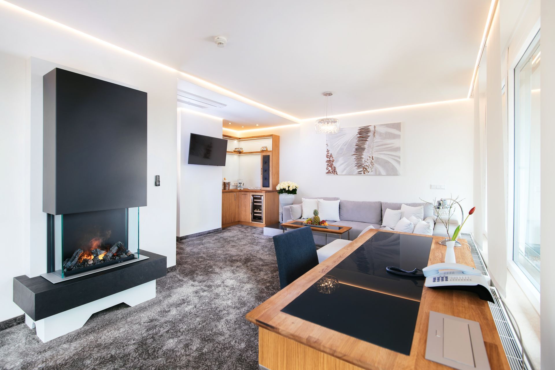 Ein Wohnzimmer mit Kamin und Schreibtisch