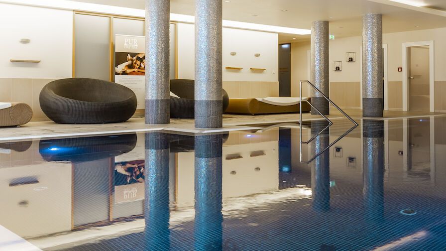 In der Mitte des Raumes befindet sich ein großer Swimmingpool.