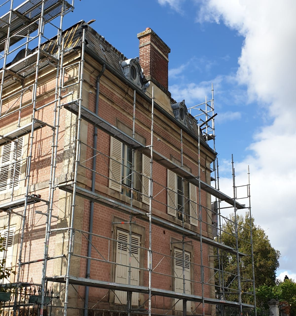 Un échafaudage sur un bâtiment parisien.