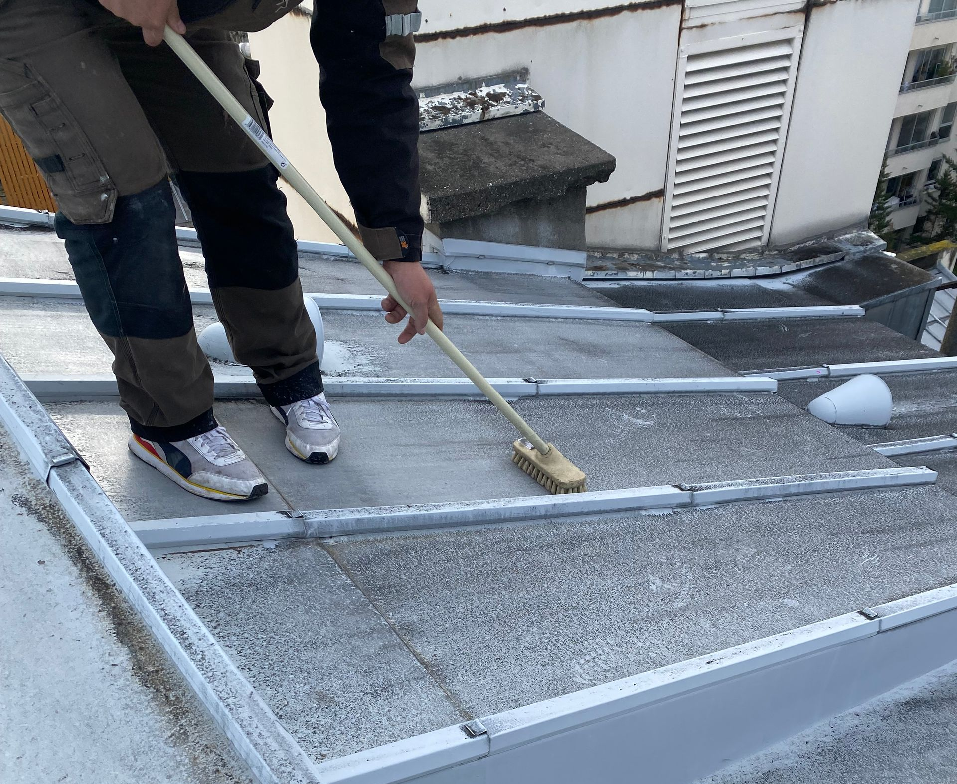Le brossage d'une toiture en zinc.