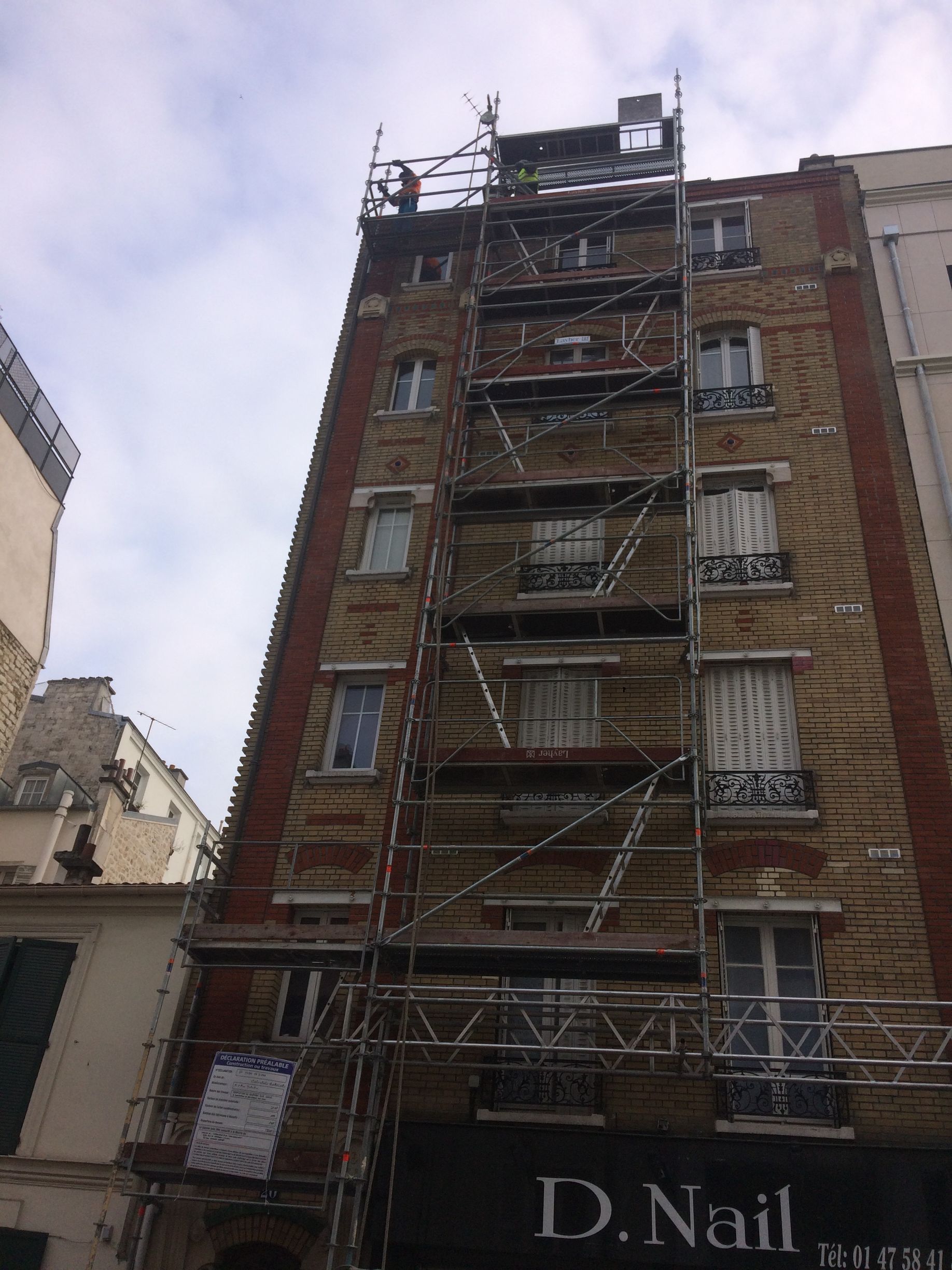 Un grand échafaudage.