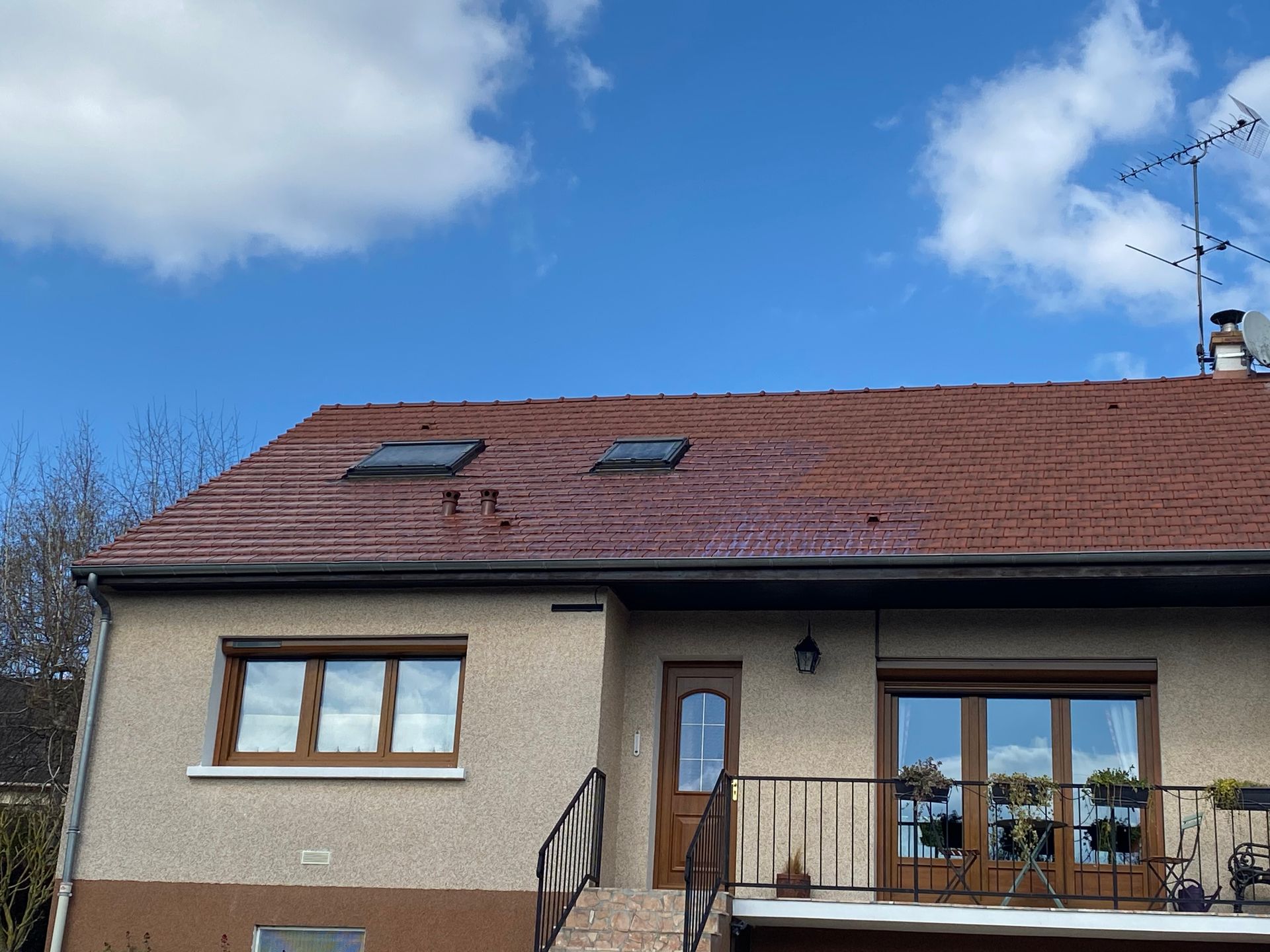 Une maison avec des tuiles plates.