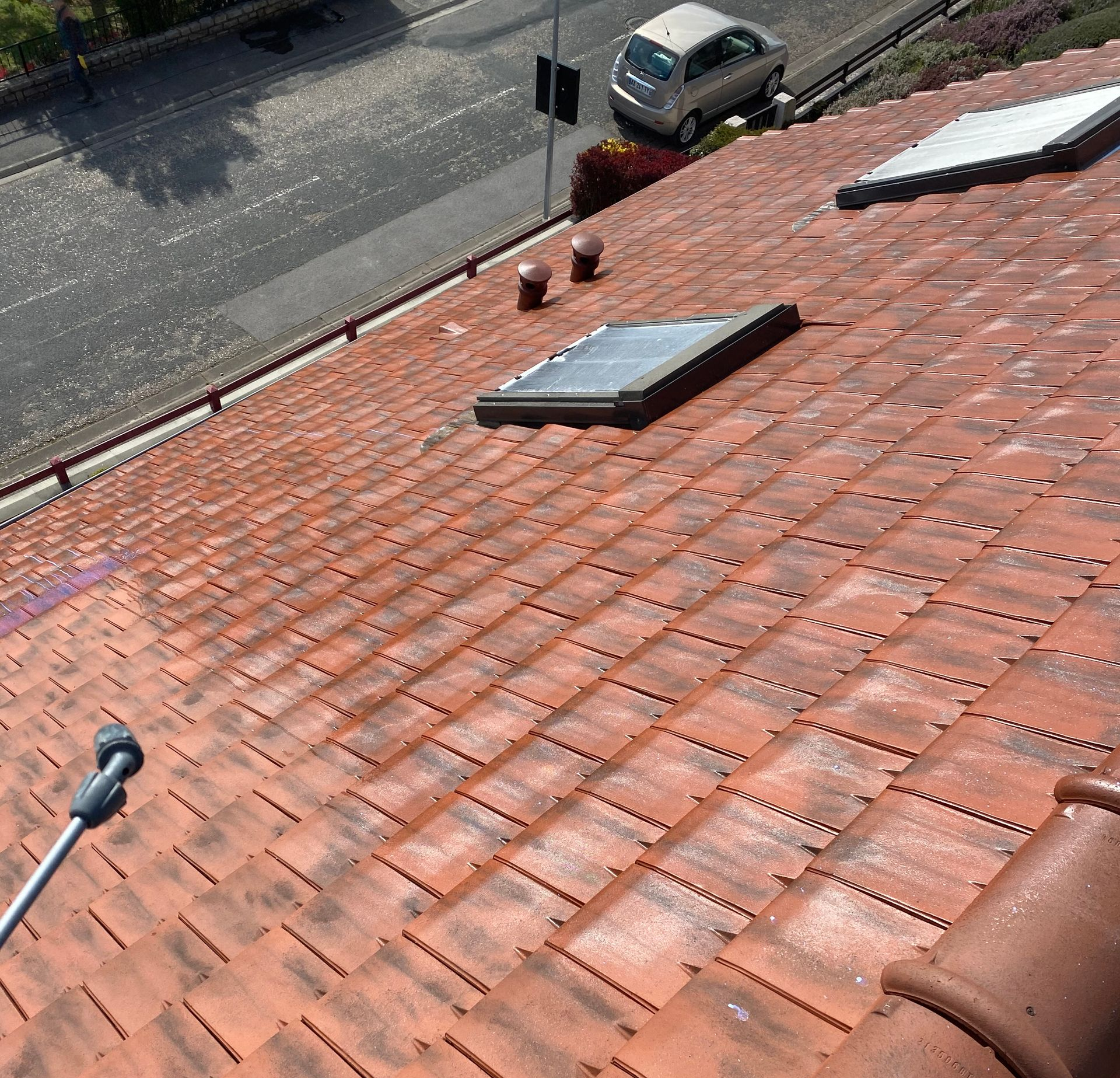 Un jet à haute pression, une toiture et des fenêtres de toit.