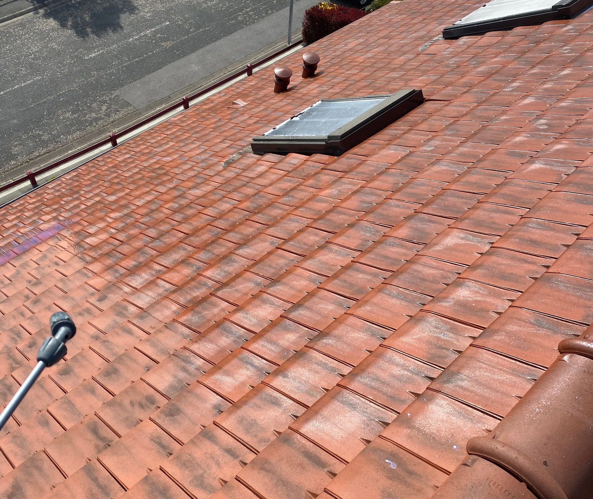 Un jet à haute pression sur un toit.