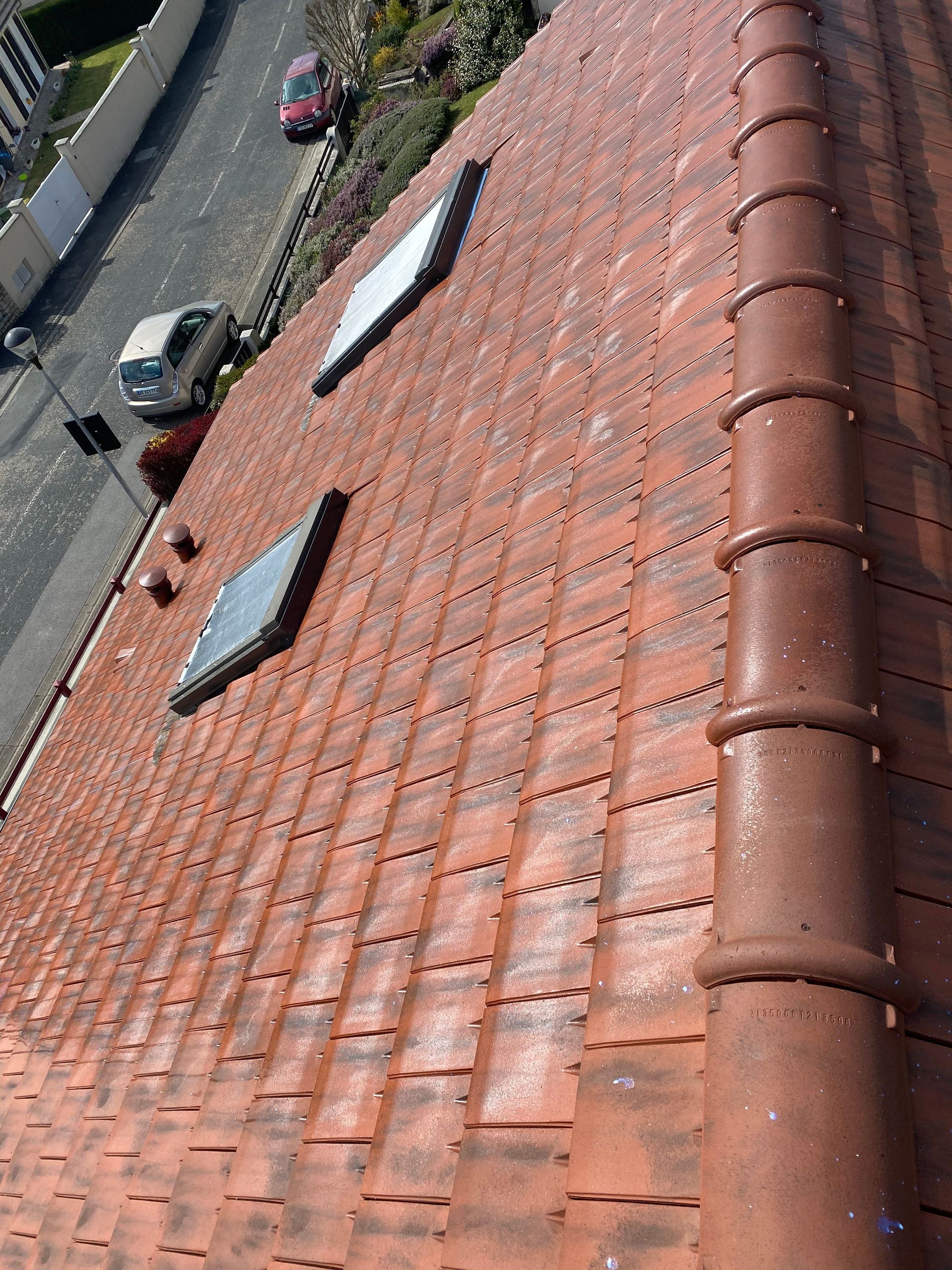 Un toit en tuiles.