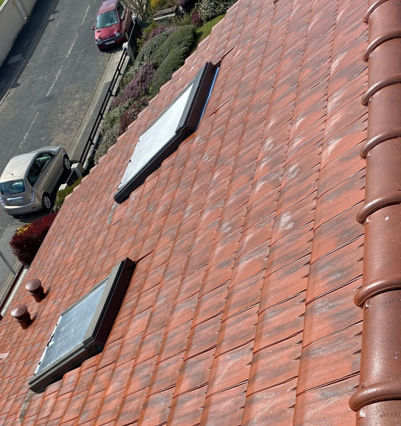 Une toiture en tuiles et une voiture.