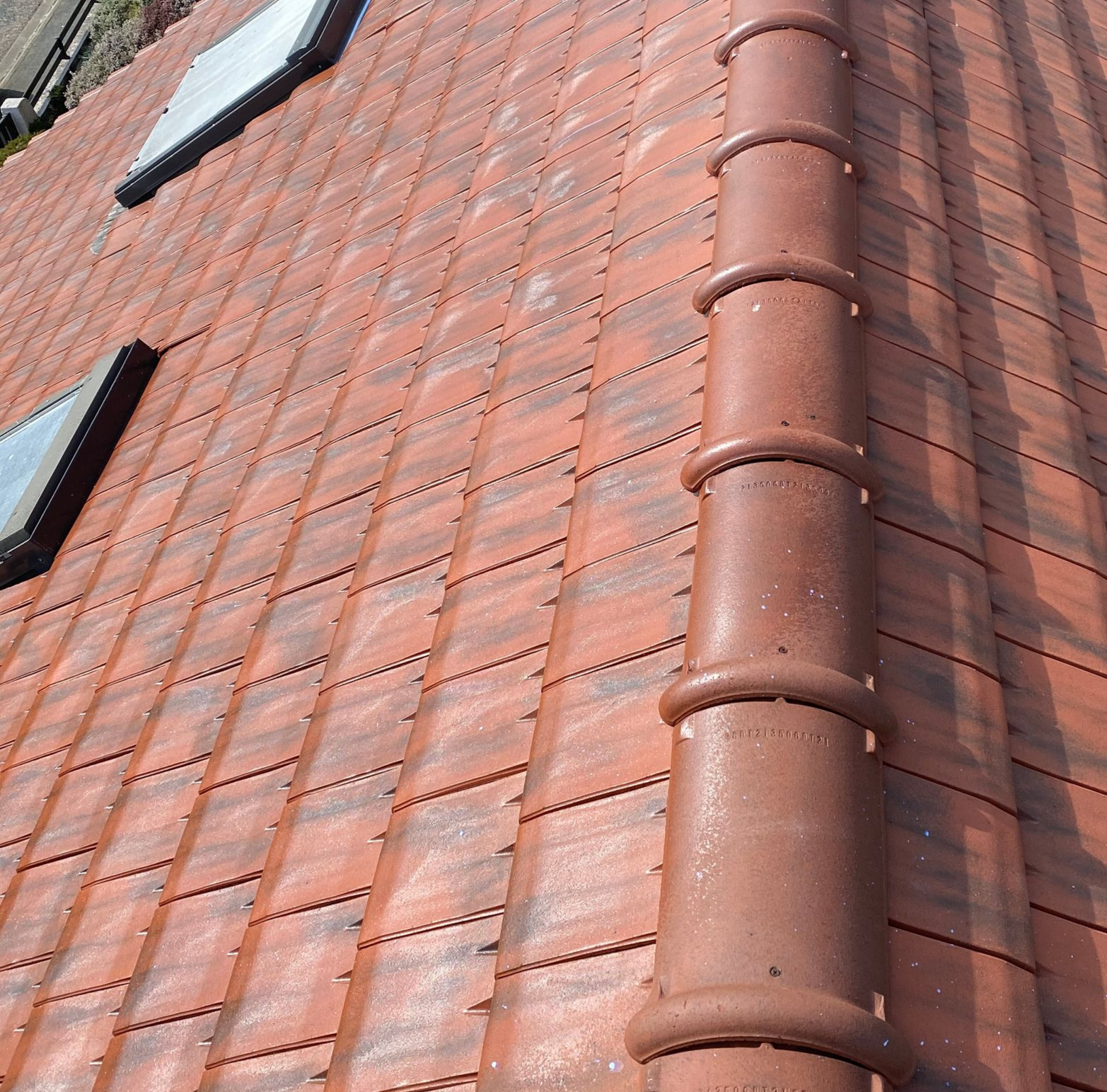 Une toiture en tuiles.