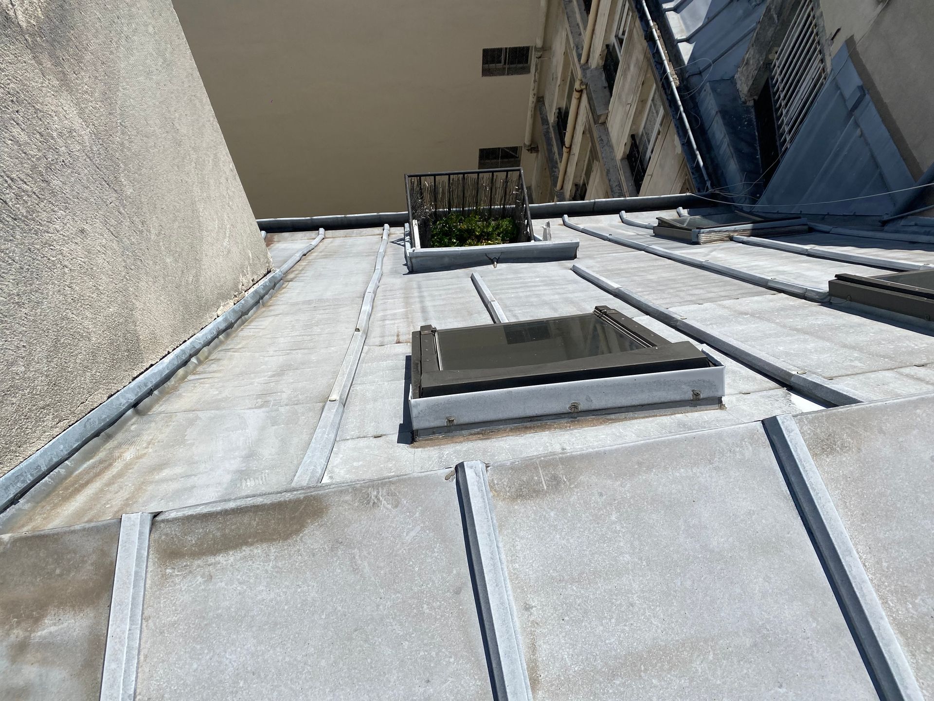 Une fenêtre de toit noire.