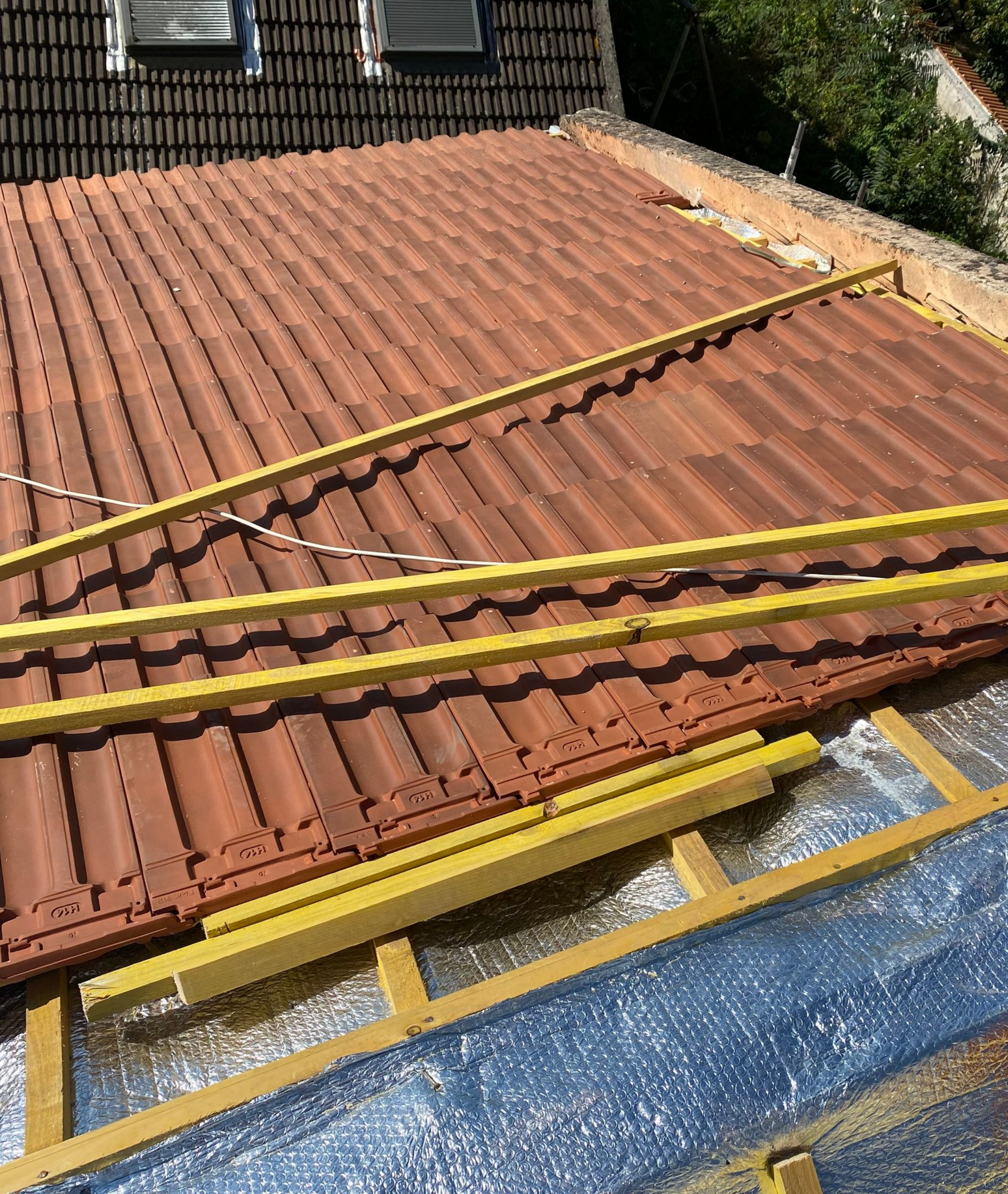 Des liteaux et des tuiles.