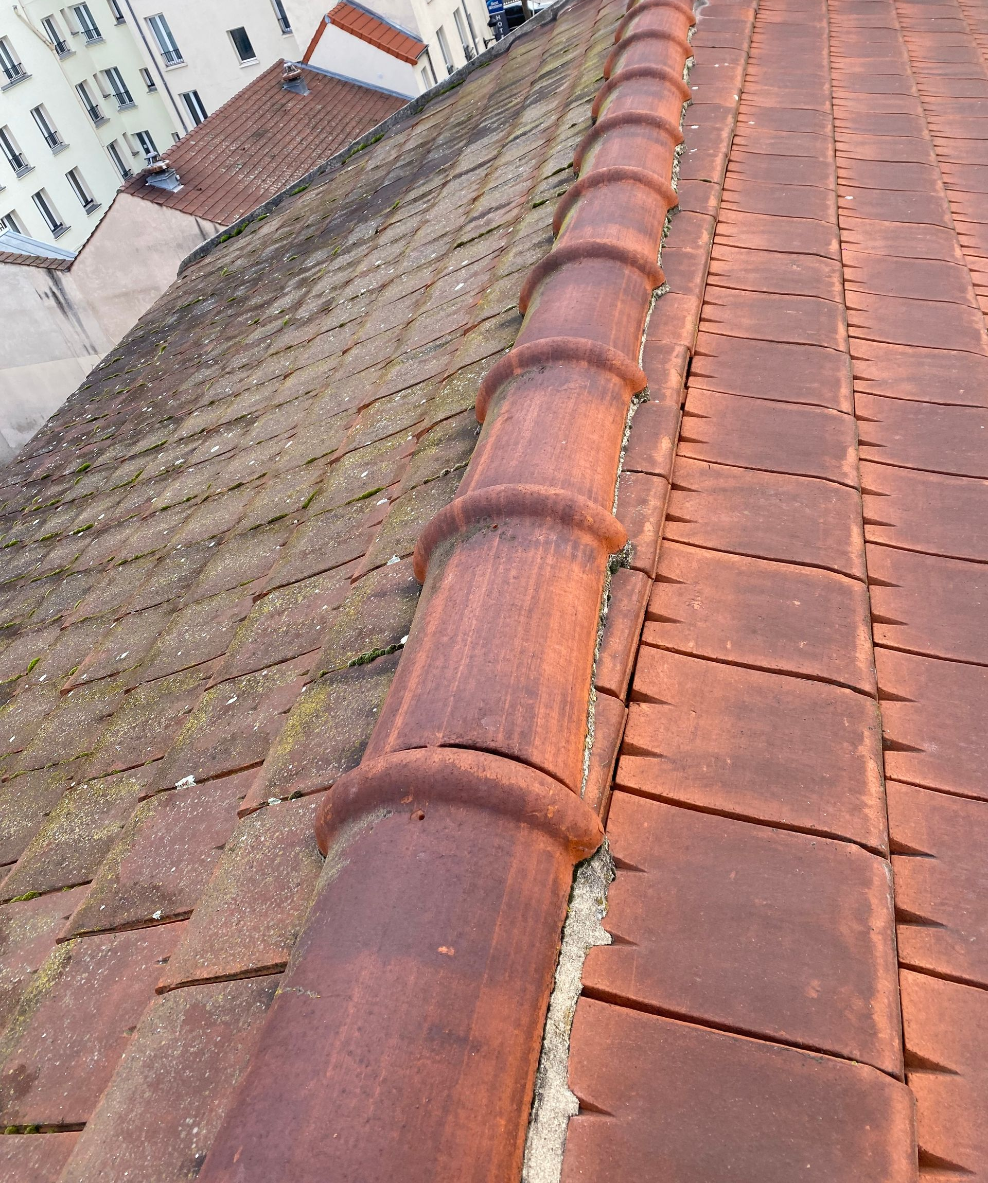 Une faîtière en tuiles.