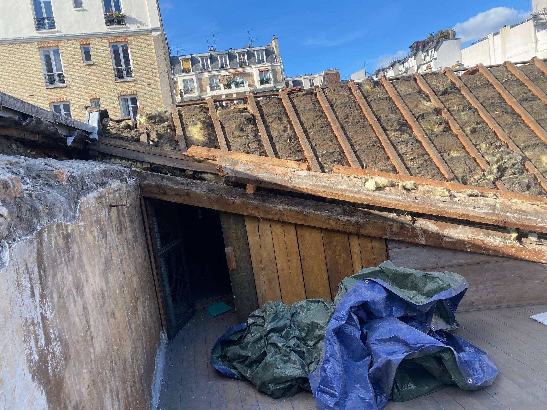 Une toiture dénudée.