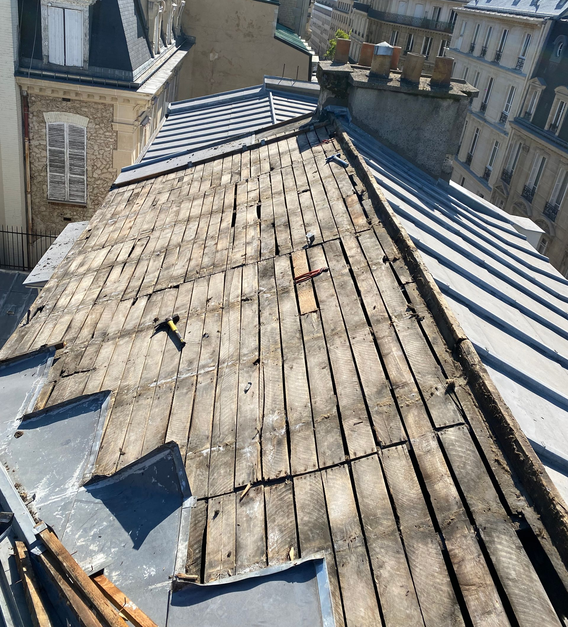Une toiture en zinc en pleine rénovation.