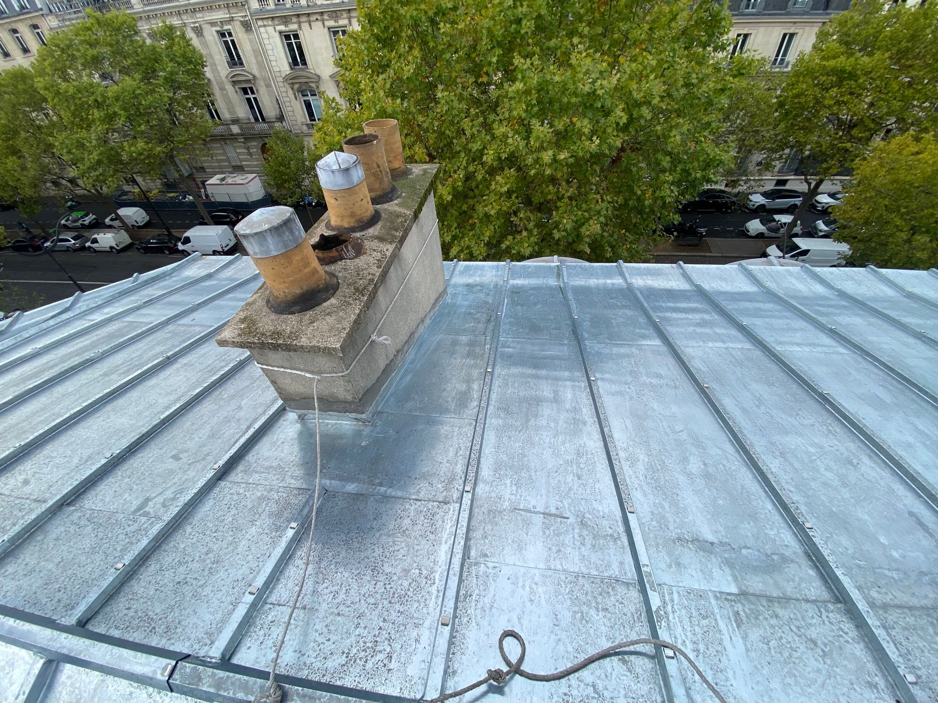 Une toiture en zinc avec une cheminée.