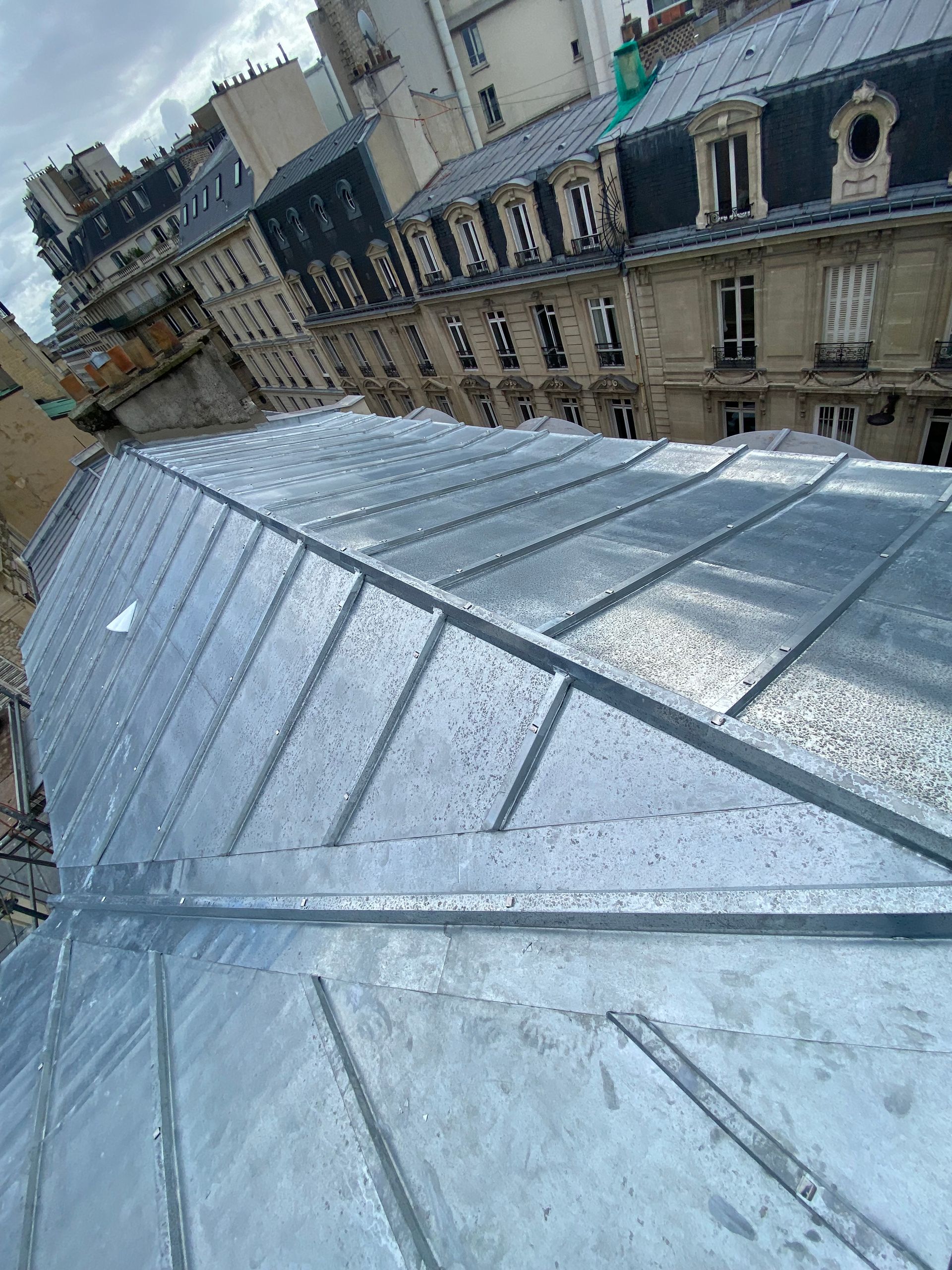 Plusieurs pans de toiture en zinc.