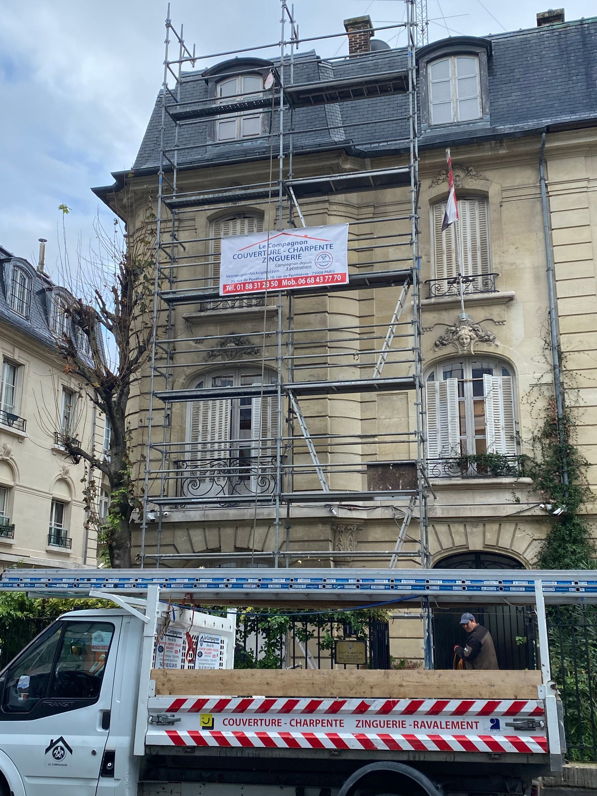 Un échafaudage et un camion.