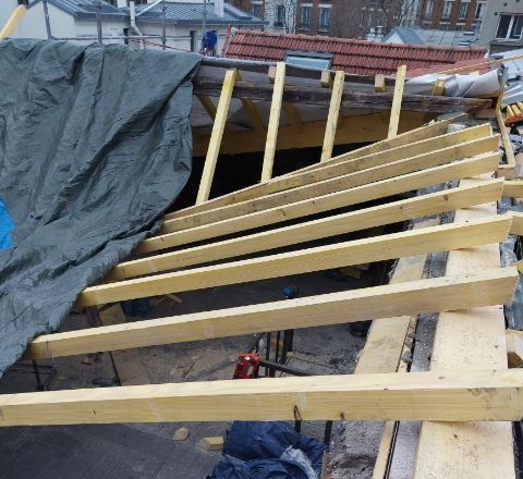 Une charpente et une bâche.