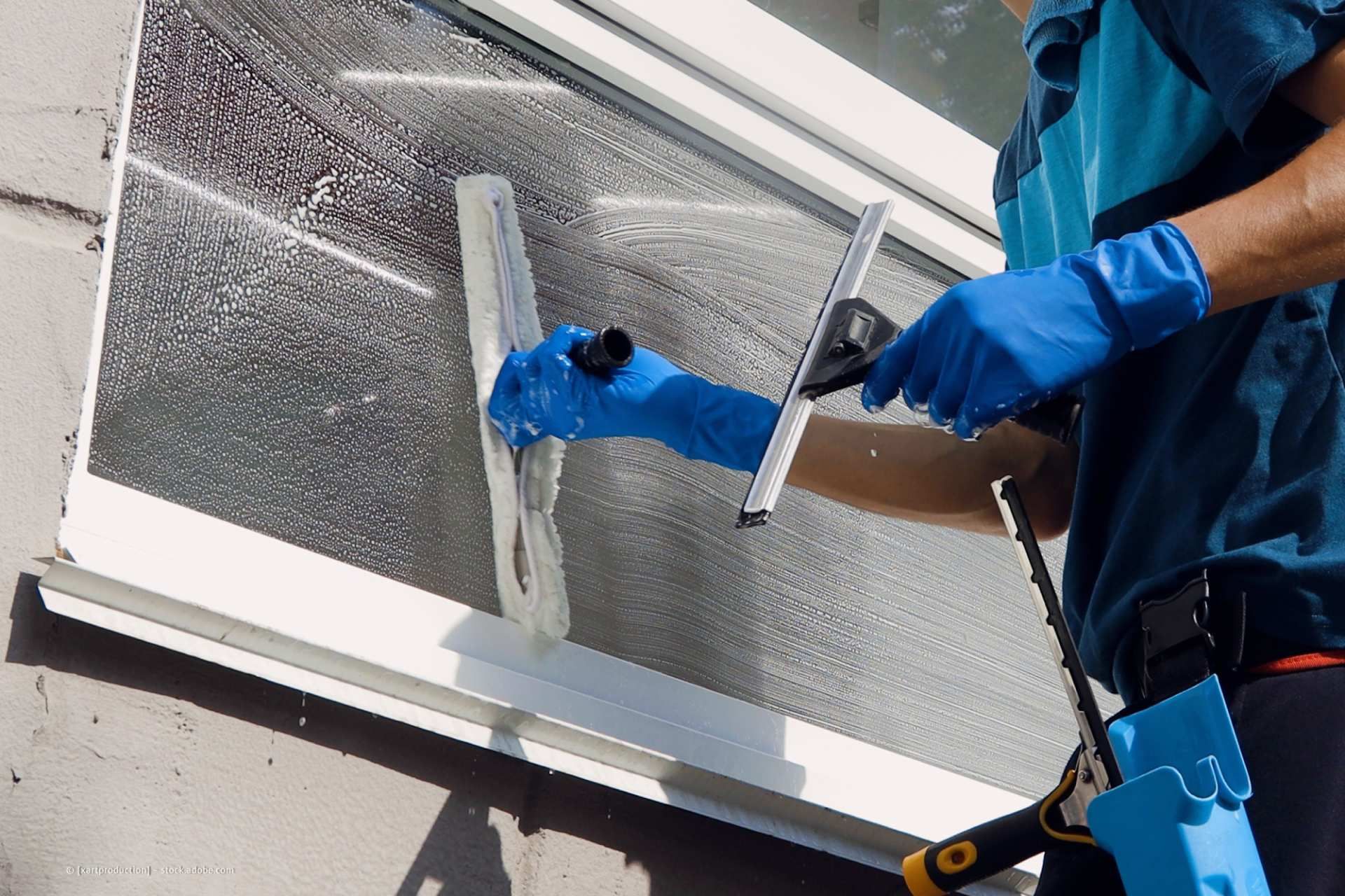 Multiline GmbH - Vier Reinigungsfachkräfte mit Staubsauger, Wischmopp und Schwamm reinigen Fußboden und Treppe eines rustikalen Innenbereichs.