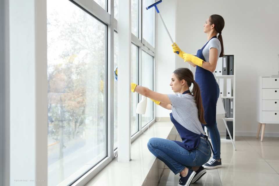 Multiline GmbH - zwei Frauen reinigen mehrere Fenster