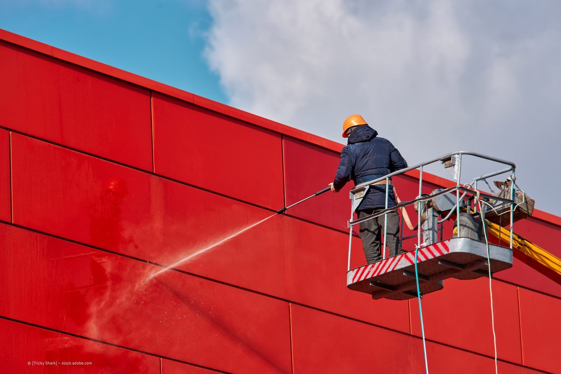 Multiline GmbH - Vier Reinigungsfachkräfte bei der Reinigung eines Bürozimmers von oben betrachtet.