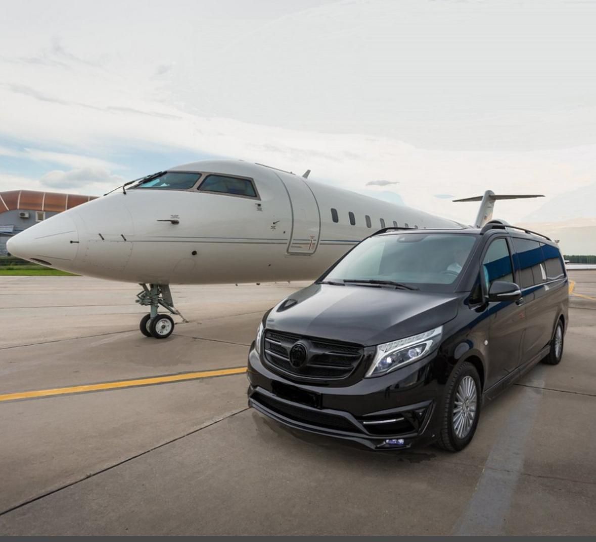 Un taxi à côté d'un avion