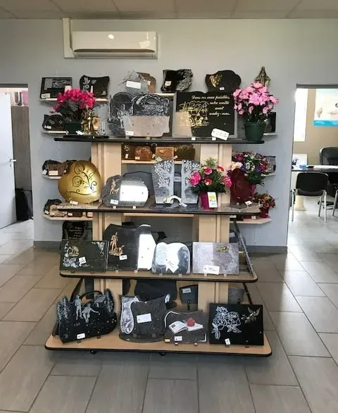 Étagère avec divers articles funéraires