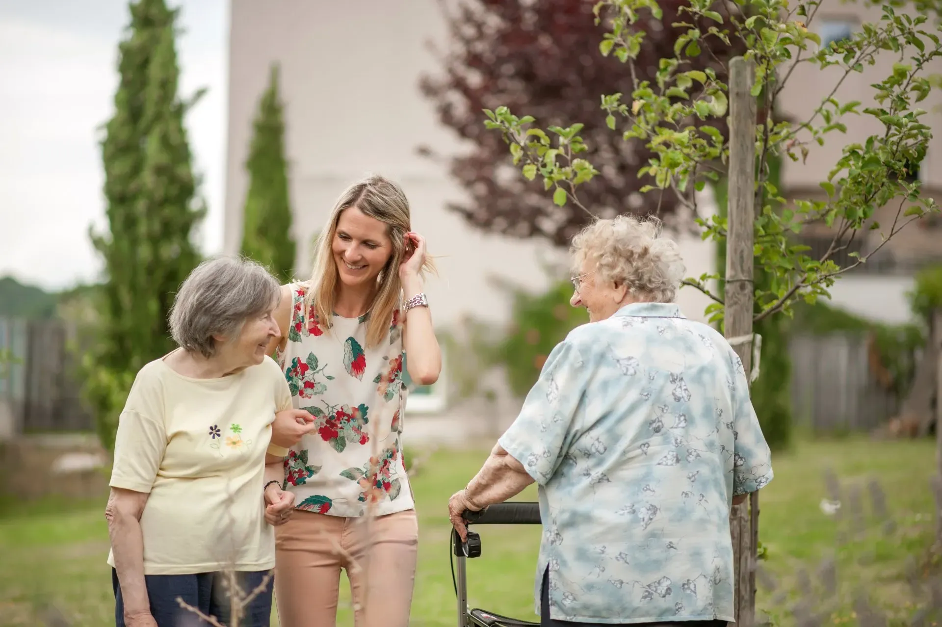 Femme s'occupe de deux femmes agées