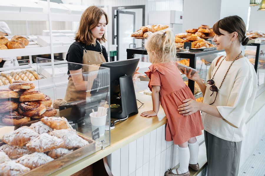 Mère et sa fille à la caisse de la boulangerie