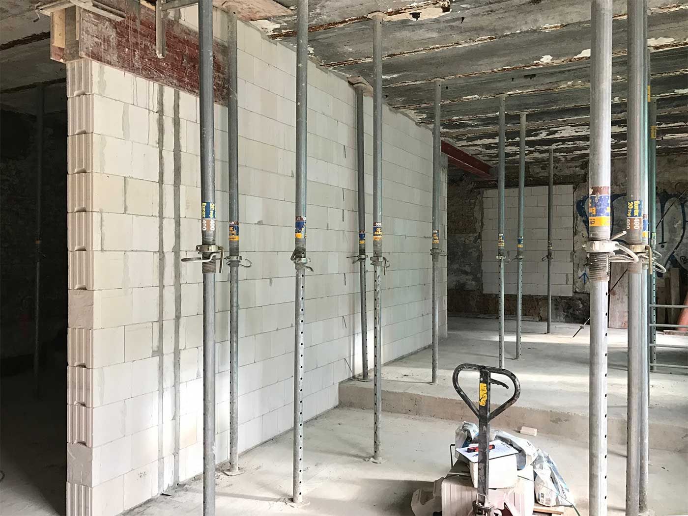 Eine Baustelle mit Stützpfeiler