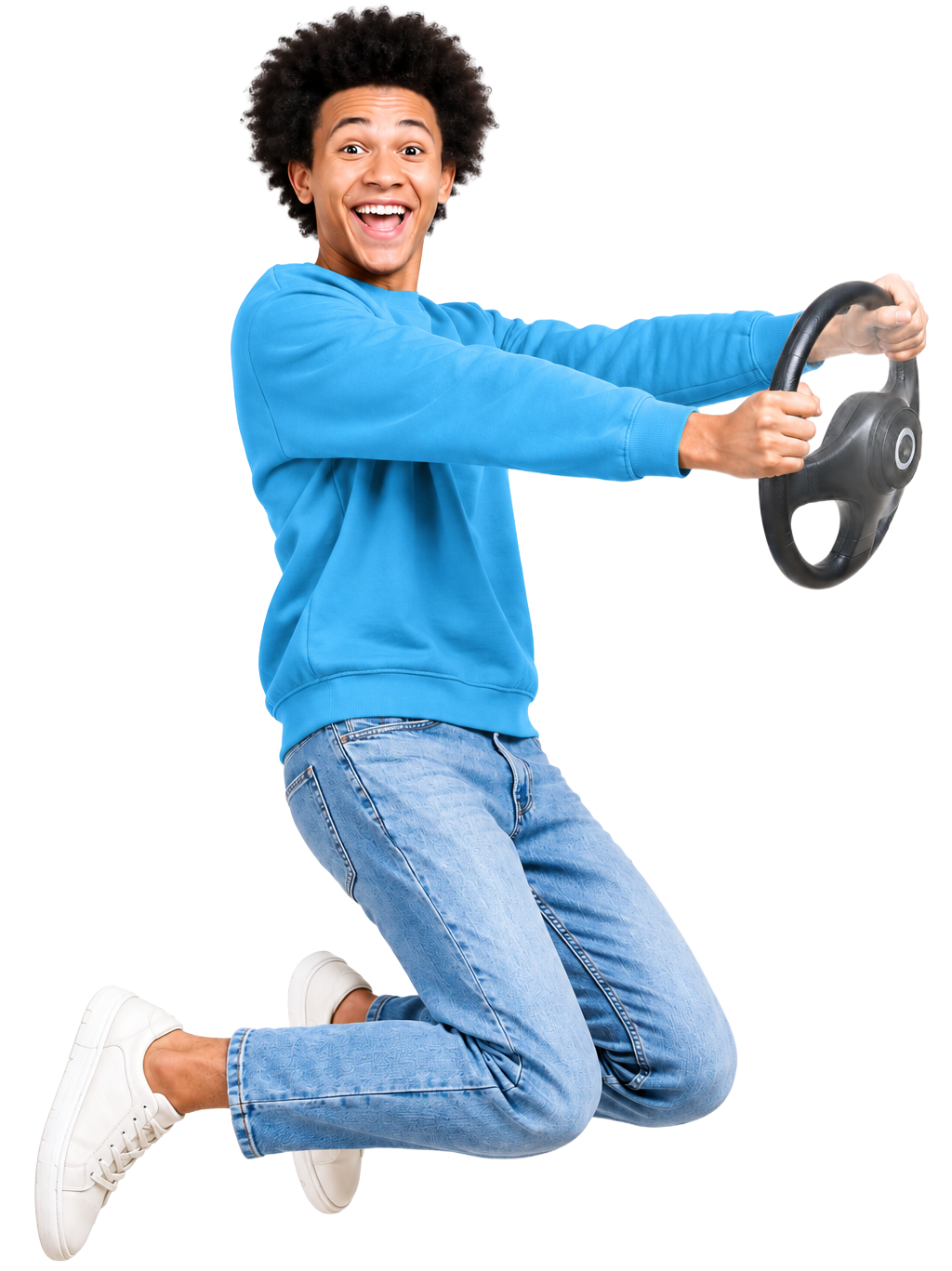 Persona saltando mientras sostiene un volante, con un suéter azul y vaqueros, sonriendo sobre un fondo blanco