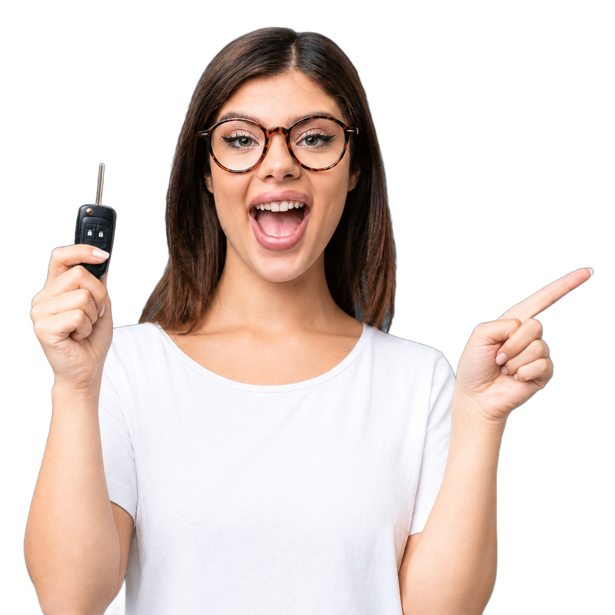 Mujer con gafas sosteniendo las llaves de un coche y señalando hacia la derecha, sonriendo sobre un fondo blanco