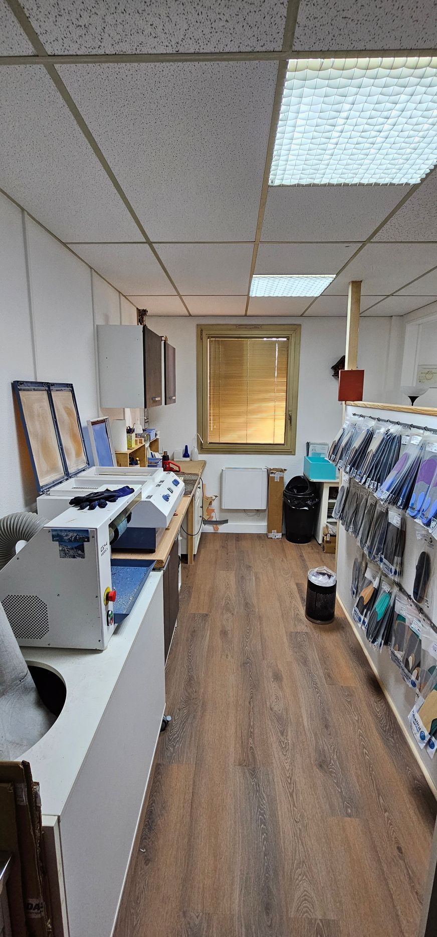 Vue d'ensemble d'un atelier de fabrication de semelles orthopédiques.