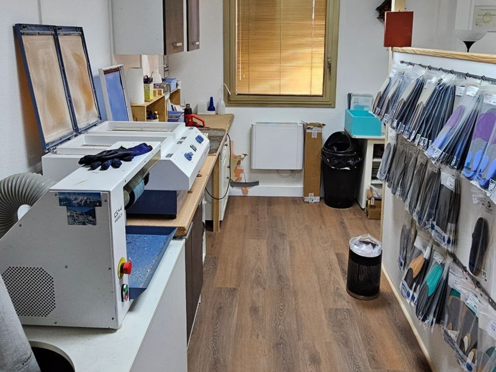 Un atelier de fabrication de semelles orthopédiques.