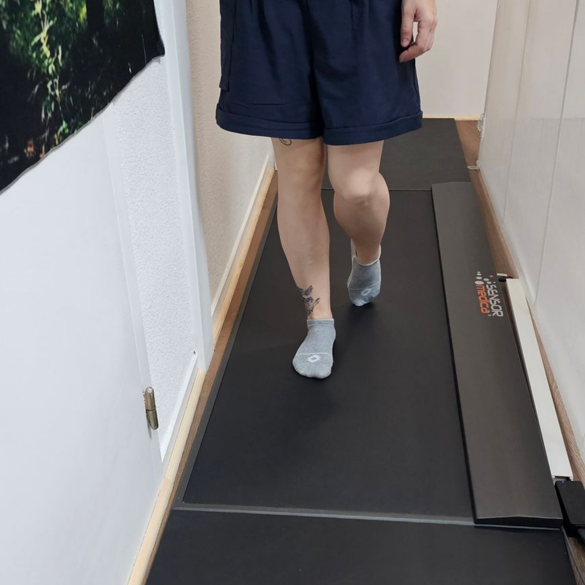 Une personne en train de marcher sur une plateforme de marche.