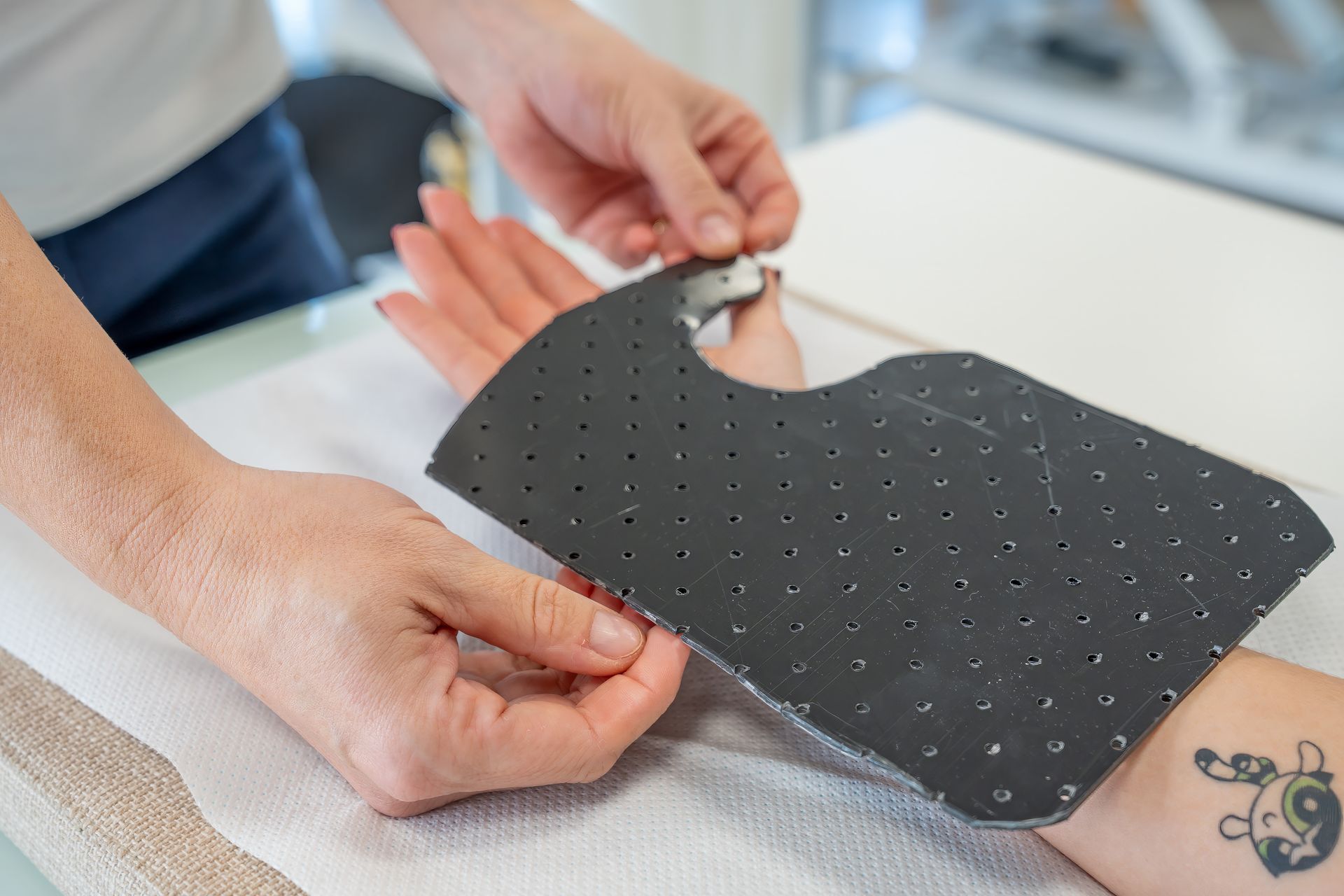 Une plaque thermoformée, ajustée sur le bras d'un patient.