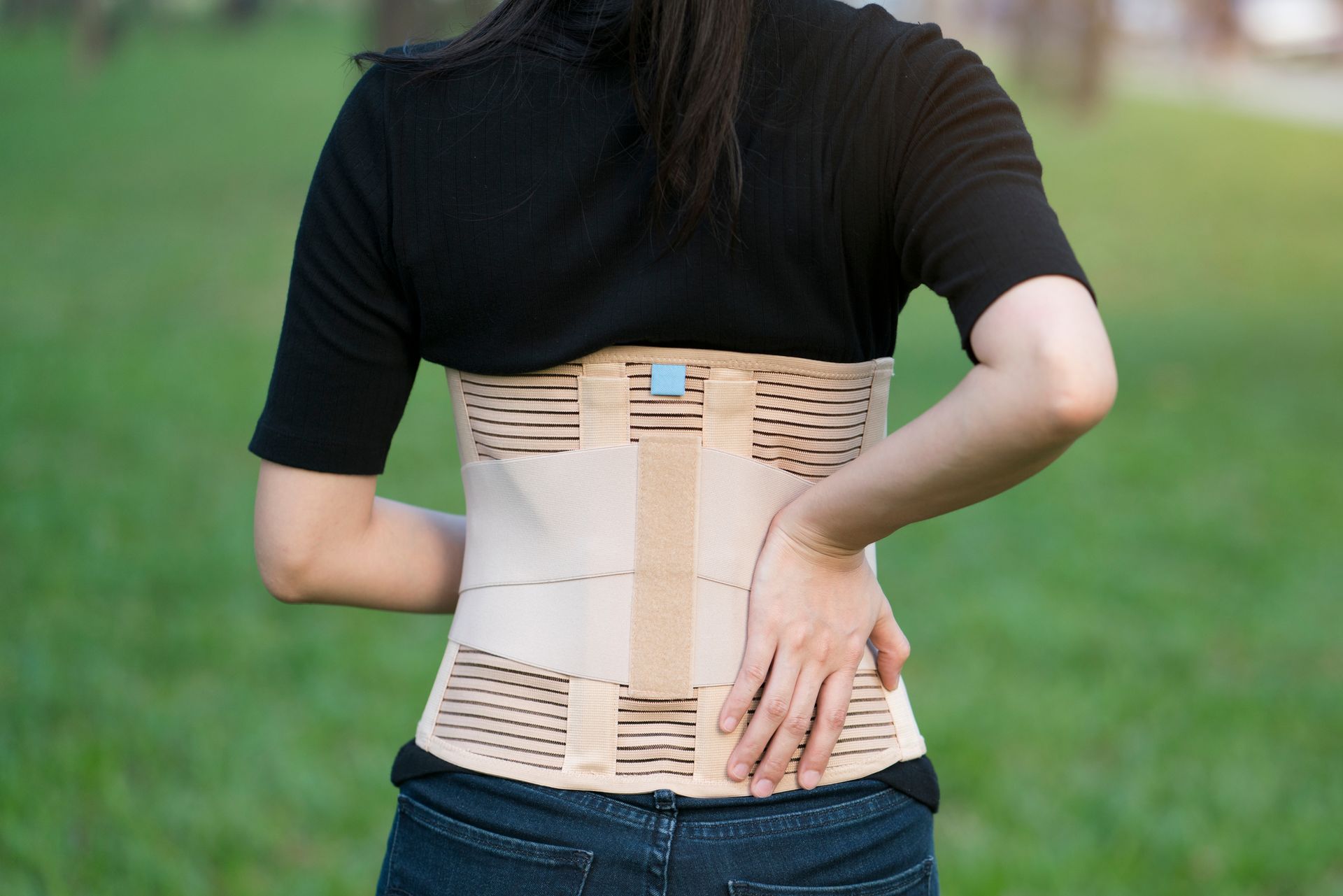 Une personne qui porte une ceinture de maintien pour les lombaires.