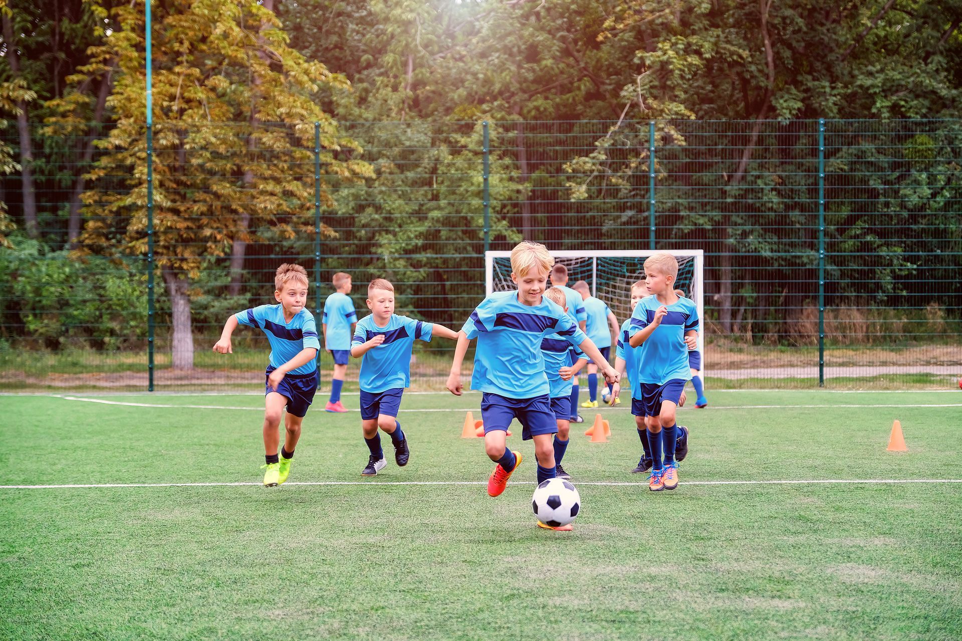 Des enfants qui jouent au football.
