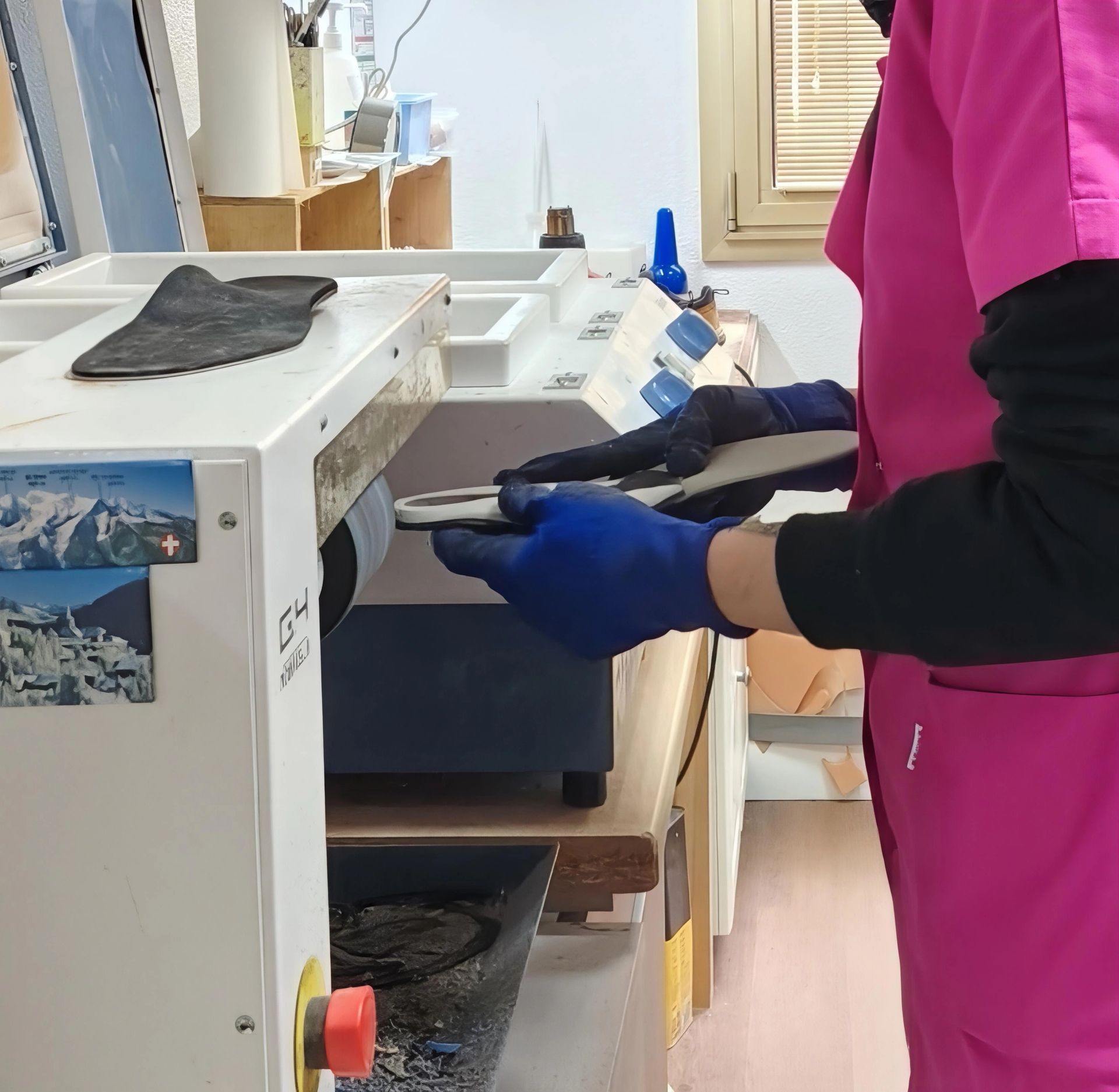 Une orthoprothésiste qui fabrique des semelles orthopédiques.