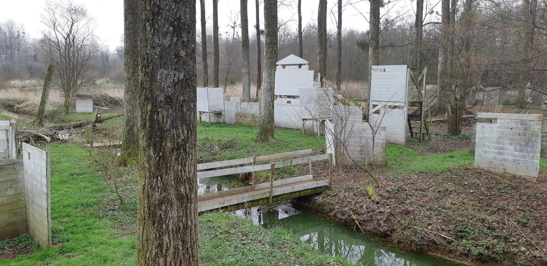 Passerelle sur l'eau