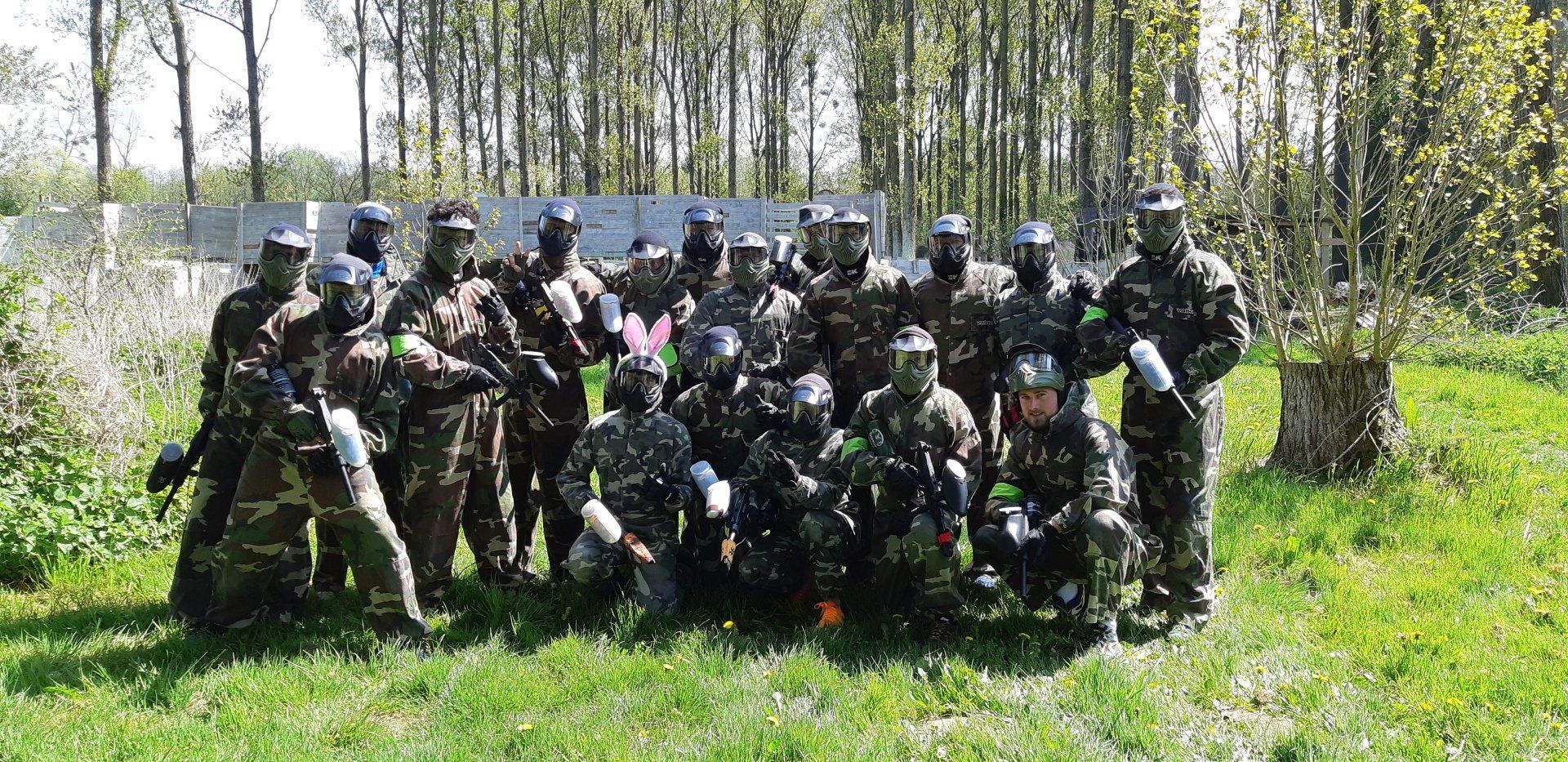 Photo groupe paintball avec lapin