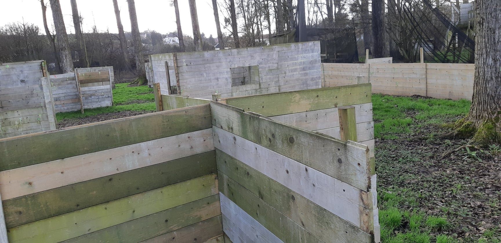 Terrain de paintball avec obstacles en bois