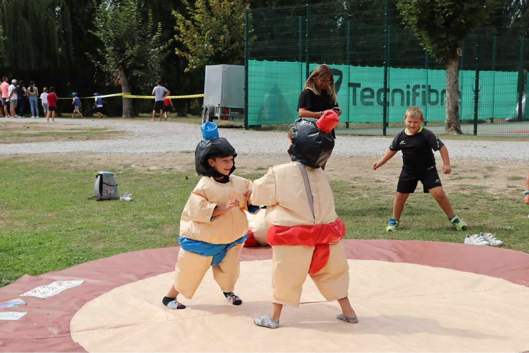 Enfants faisant un combat de sumos