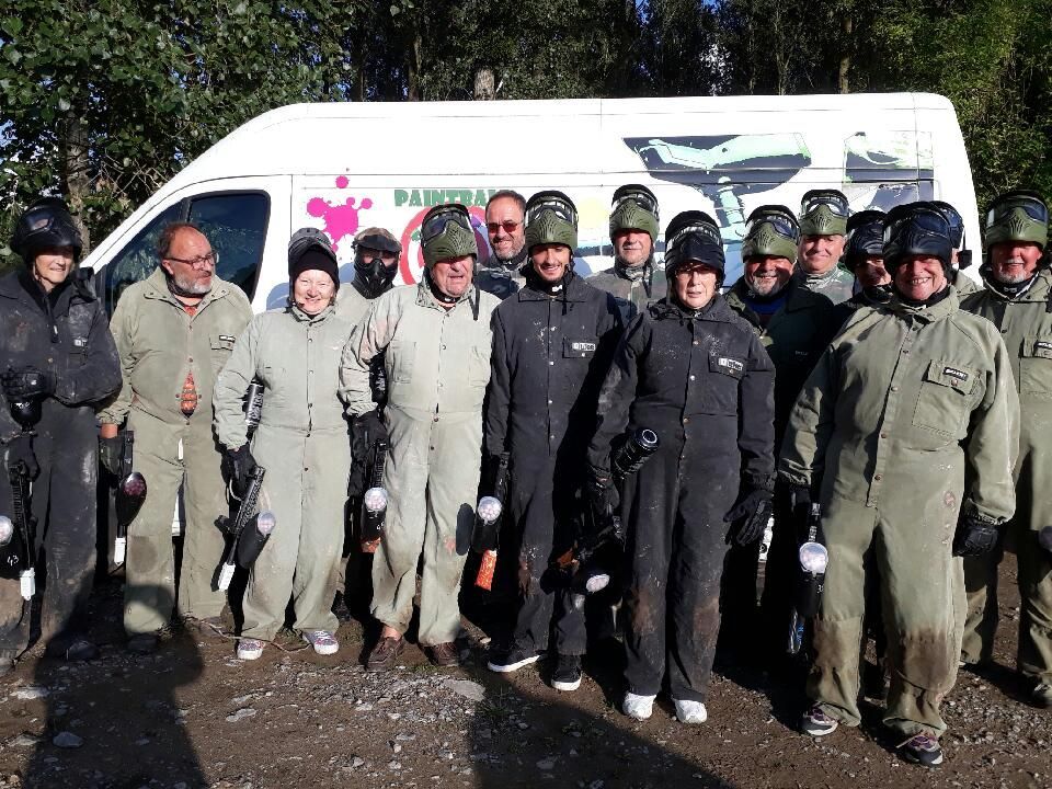 Photo groupe paintball debant camion