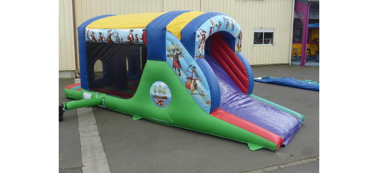 Château gonflable avec toboggan