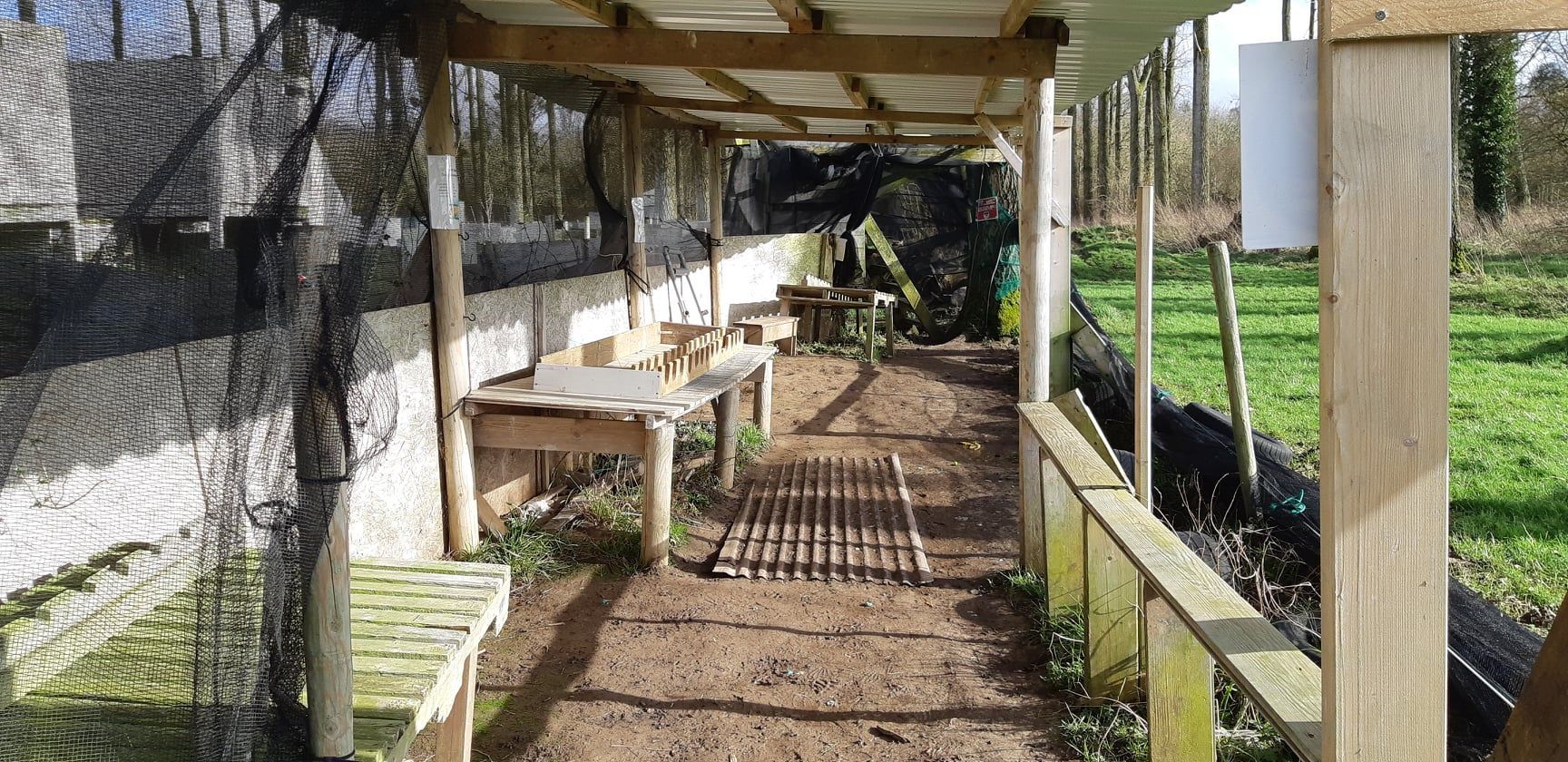 Espace couvert avec tables en bois