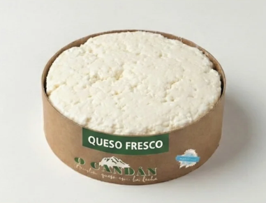 Queso Fresco en envase redondo de cartón con etiqueta verde.